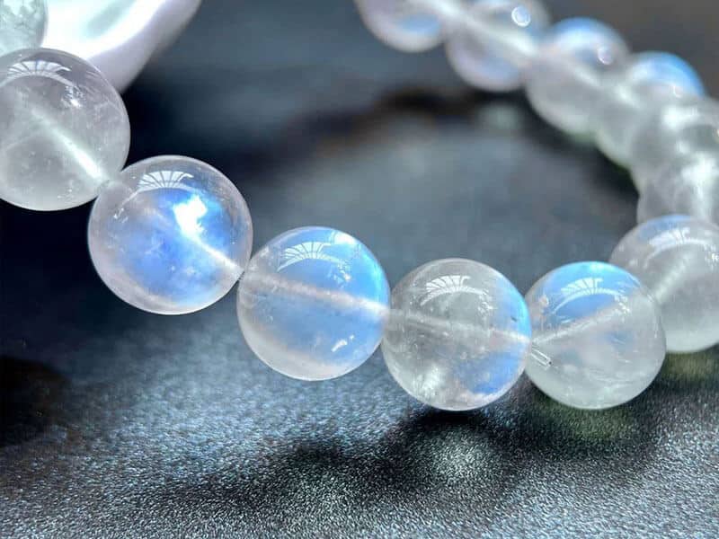 Vòng tay đá mặt trăng giúp cân bằng cảm xúc và tăng cường trực giác cho người mệnh Kim vong tay da mat trang giup can bang cam xuc va tang cuong truc giac cho nguoi menh kim