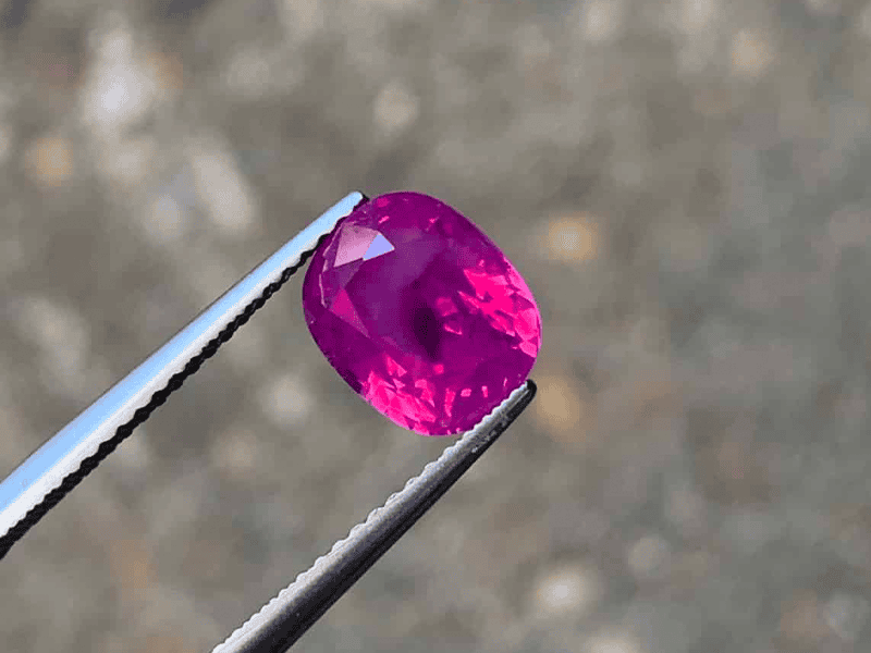 Đá Ruby cháo đồng có ánh đồng rất độc đáo, ánh sáng chiếu vào tạo nên vẻ đẹp rất riêng