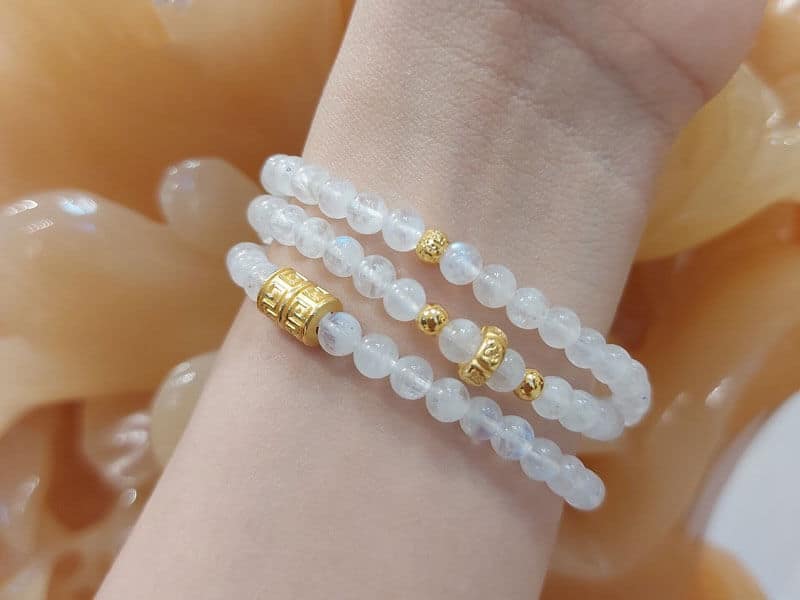 Chỉ nên đeo tối đa 3 vòng trên mỗi cổ tay và không quá 5 vòng trên cả hai tay chi nen deo toi da 3 vong tren moi co tay va khong qua 5 vong tren ca hai tay