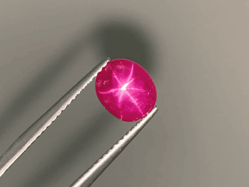 Đá Ruby sao là hiện tượng quang học tạo nên giá trị đặc trưng cho Ruby