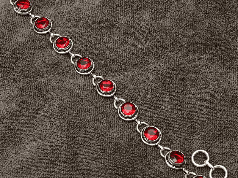 Lắc tay đá Garnet có thể kết hợp với nhiều chất liệu khác nhau