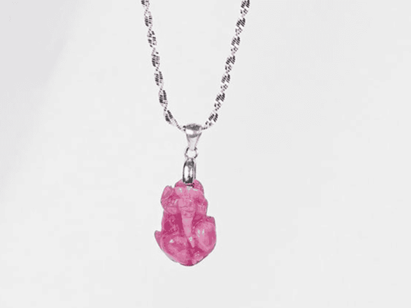 Mặt dây chuyền Tỳ Hưu Ruby kích hoạt năng lượng luân xa cổ họng giúp người đeo tự tin hơn trong giao tiếp