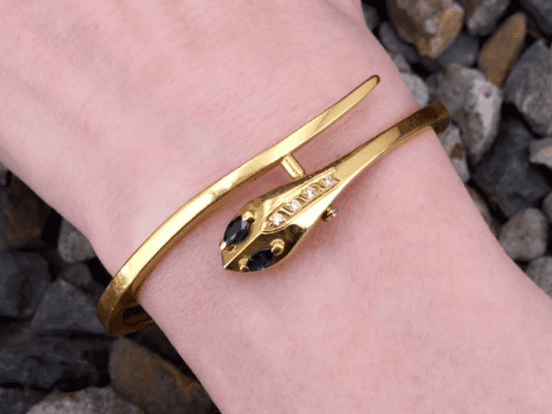 Vòng tay đá Sapphire mang năng lượng của sự bảo hộ và trí tuệ Vòng tay đá Sapphire mang năng lượng của sự bảo hộ và trí tuệ