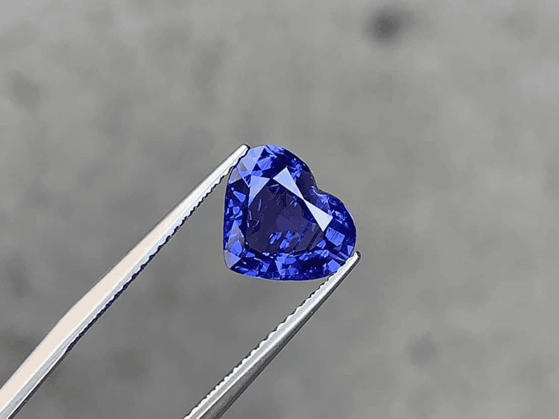 Đá Ruby xanh trên thực tế là đá Sapphire và có chung họ với đá Ruby