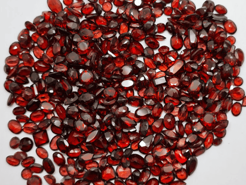 Ngọc hồng lựu là tên gọi của đá Garnet loại đá sở hữu nhiều màu sắc nhất trong giới đá quý