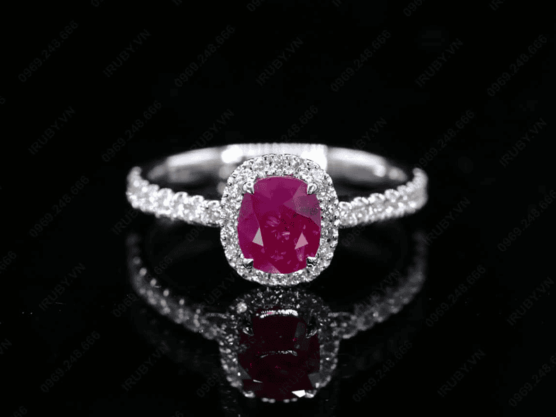 Đá Ruby tự nhiên thường mang những nét đặc trưng như vân mây, cháo đồng, hay rạn âm