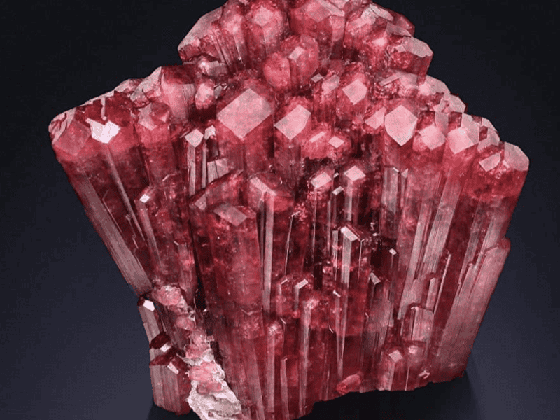 Tourmaline đỏ biến thể hiếm có sở hữu gam màu nổi bật