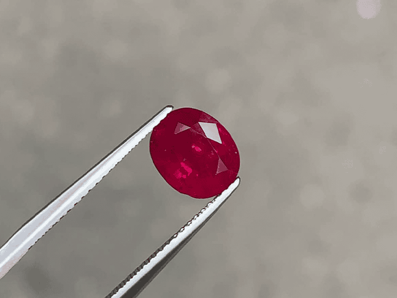 Ruby facet được cắt giác tạo nên sự lấp lánh tuyệt đối cho viên đá