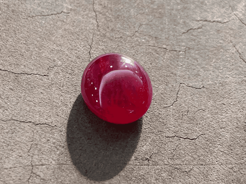 Đá Ruby Cabochon được mài tròn bề mặt dưới đáy là một mặt phẳng