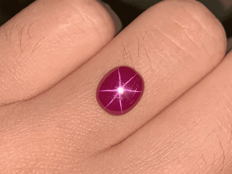 Đá Ruby sao viên đá có hiệu ứng cánh sao khi ánh sáng chiếu vào