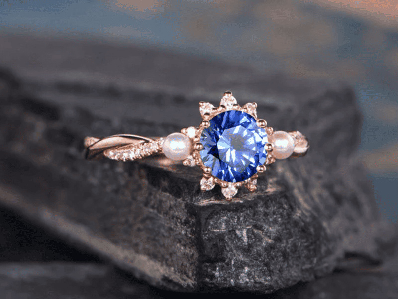Đá Sapphire tự nhiên luôn có những vết tích của tự nhiên
