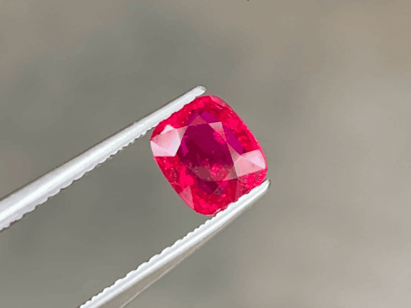 Đá Ruby chênh lệch màu sắc sẽ ảnh hưởng đến giá trị của nó