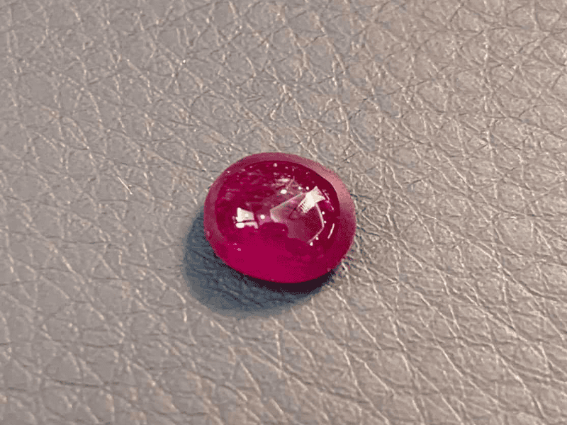 Màu đỏ của đá Ruby mang năng lượng Hỏa đặc biệt phù hợp với mệnh Thổ và Hỏa