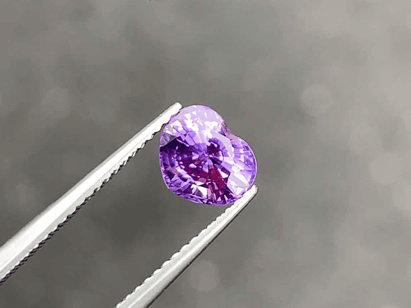 Đánh giá đá Sapphire dựa vào rất nhiều yếu tố khác nhau