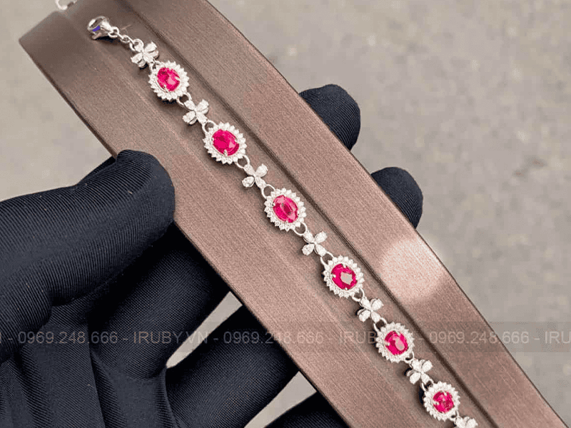 Vòng tay Ruby vẻ đẹp tinh tế trên tay người phụ nữ