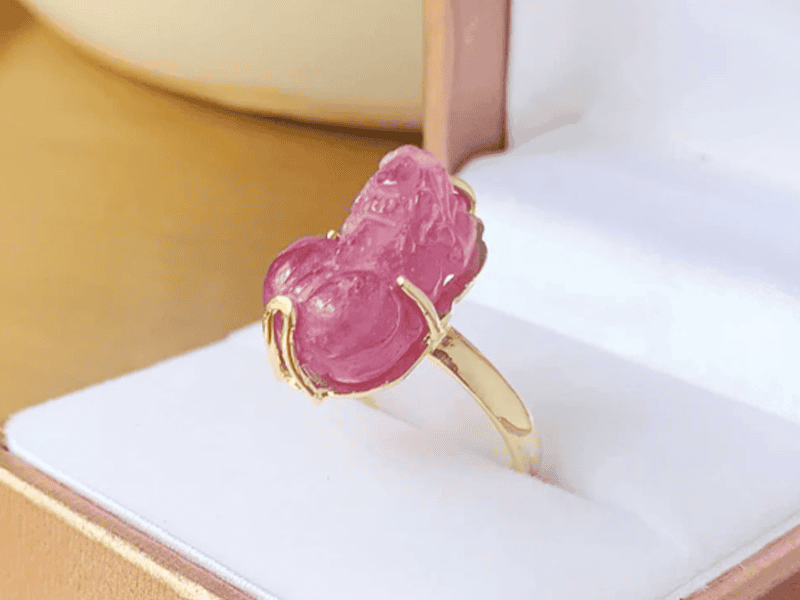 Sử dụng vật phẩm Tỳ Hưu Ruby mang lại những năng lượng tích cực cho người đeo