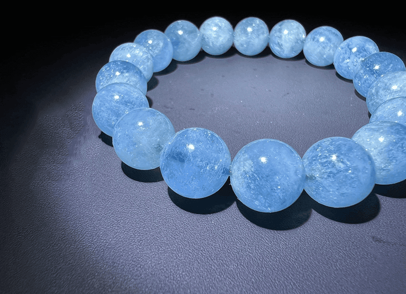 Vong da Aquamarine la mot vat pham phong Thuy co the giup nguoi menh khuyet Thuy cai thien van menh
