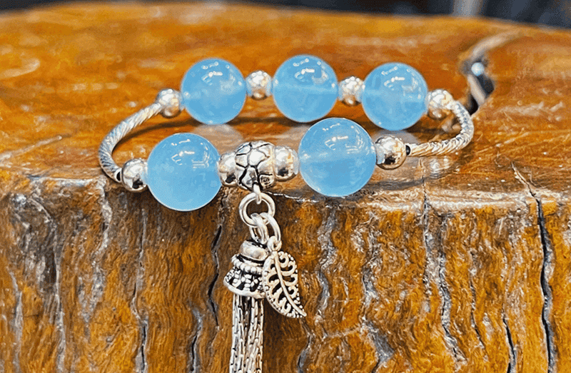 Vong tay Aquamarine co mau xanh nhu dai duong va tao ra nguon nang luong diu nhe cho nguoi menh Thuy