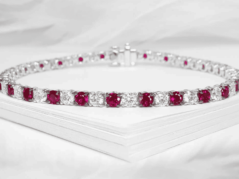 Kết hợp cùng kim cương tự nhiên tăng thêm vẻ đẹp lấp lánh của Ruby