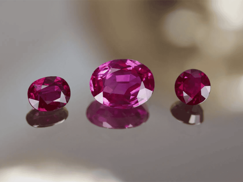 Định giá đá Ruby dựa vào rất nhiều yếu tố như: Màu sắc, độ trong và kích thước...