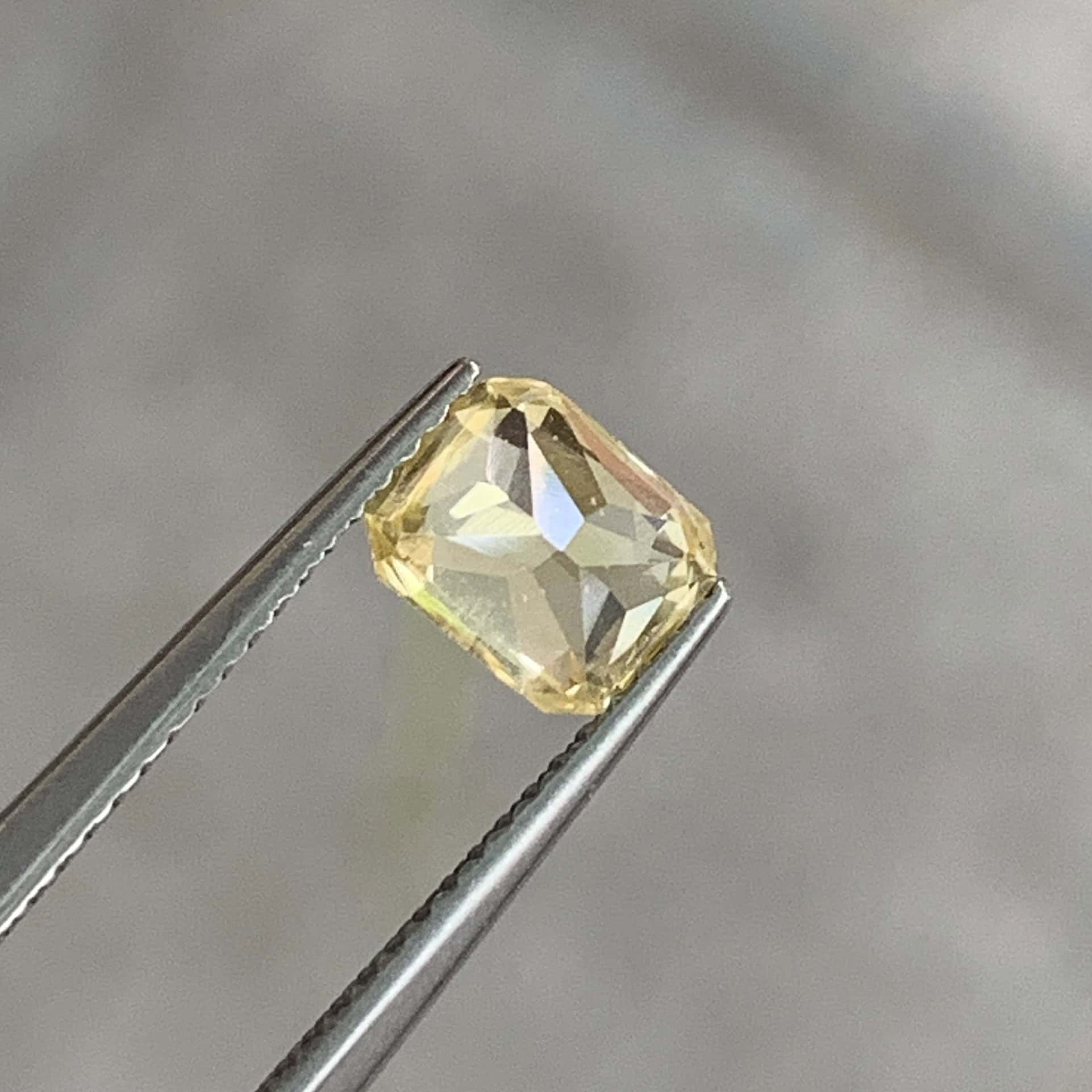 Đá Sapphire vàng SriLanka tự nhiên 100% 1,54ct - IRYS 25051545 Đá Sapphire vàng SriLanka tự nhiên 100% 1,54ct - IRYS 25051545