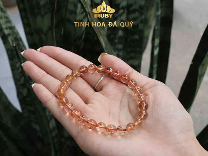 vong tay thach anh toc vang phu hop voi nguoi tuoi canh thin