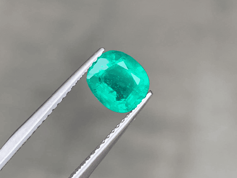Không phải viên đá Emerald nào có độ rong suốt cao đều có giá trị, nó phụ thuộc vào nhiều yếu tố