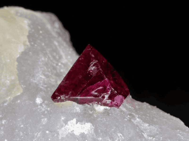 Độ cứng của đá Spinel ảnh hưởng rất nhiều đến nhiều yếu tố