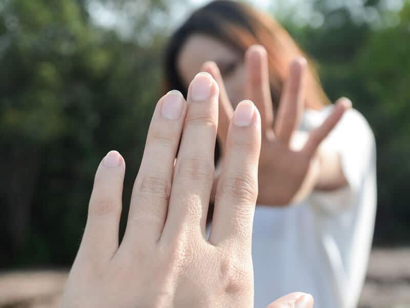 khong can phai loai bo, chi can dieu chinh khong gian phu hop voi ca hai de tao ra su can bang