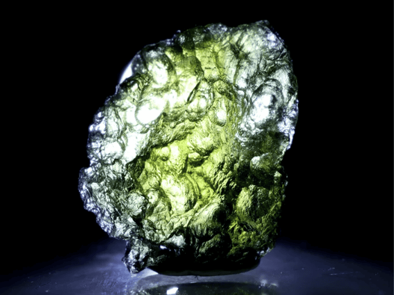 Đá Moldavite sở hữu năng lượng từ vũ trụ mạnh nhất