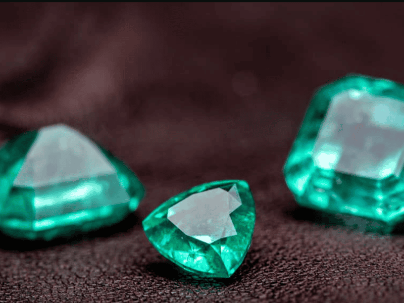 Ngọc lục bảo sở hữu những đặc điểm đặc trưng của tự nhiên