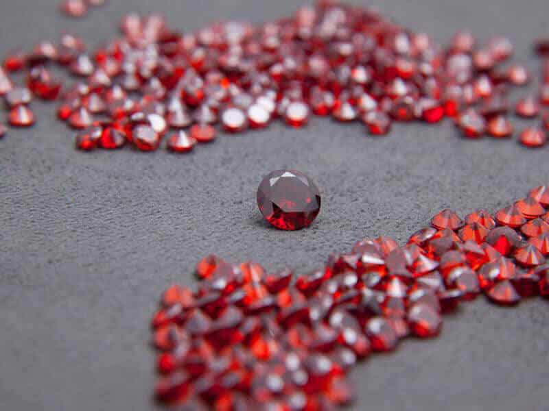 da ruby mang lai su tu tin va quyet doan, tang cuong nang luong tich cuc cho nguoi menh lu trung hoa