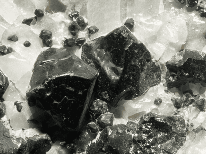 Đá Spinel đen viên  ngọc bị lãng quên và sức mạnh không ai ngờ tới