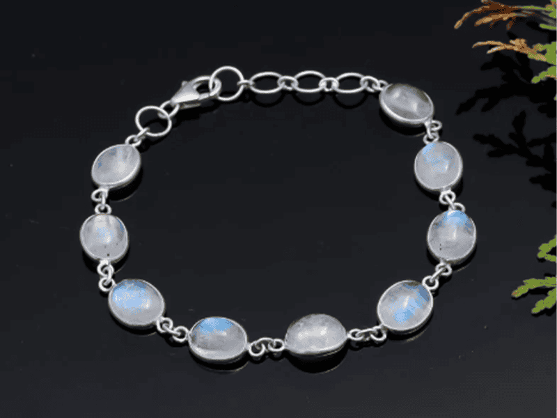 Vòng tay đá Moonstone rất được chị em phụ nữ yêu thích lựa chọn