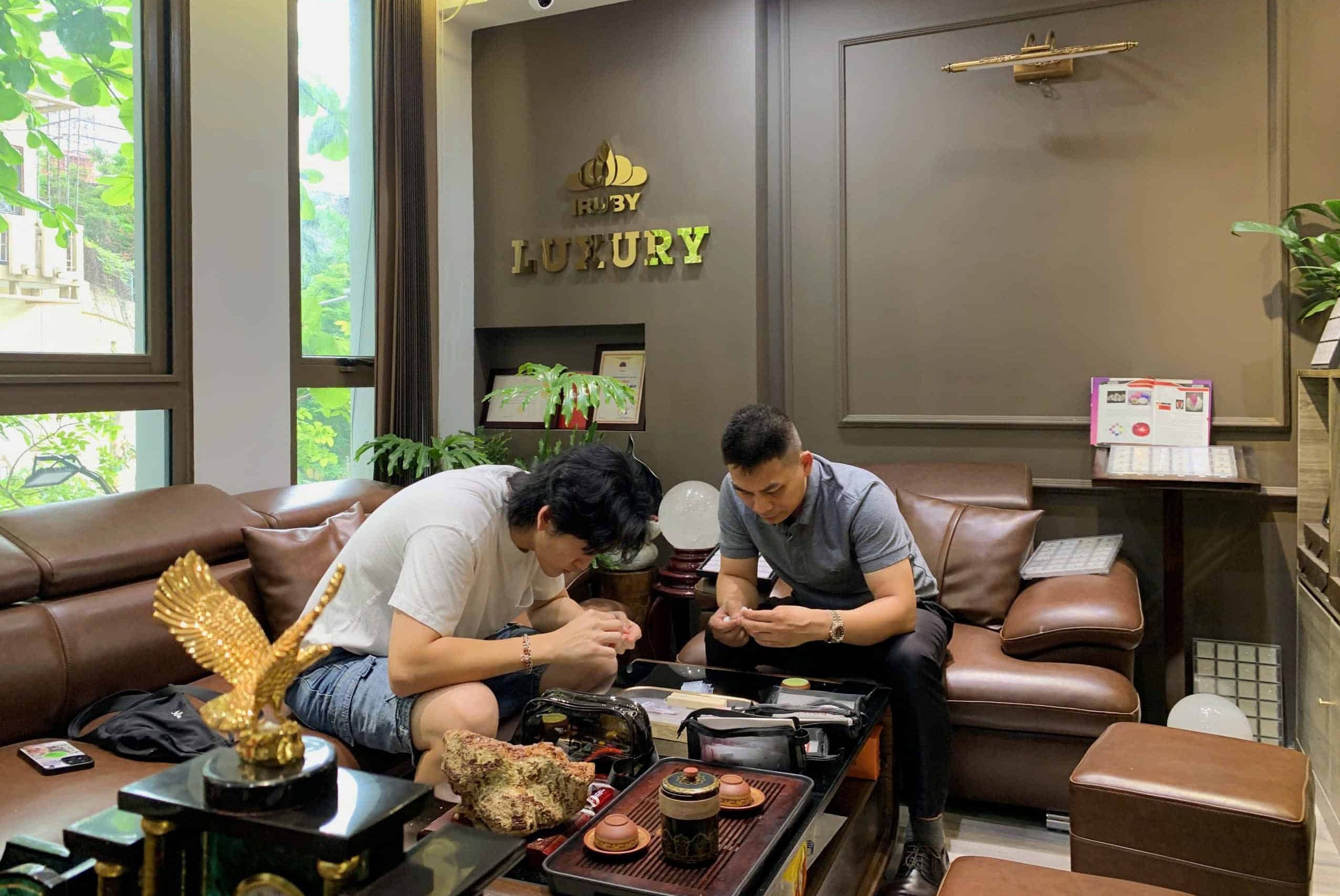 IRUBY LUXURY và khách hàng