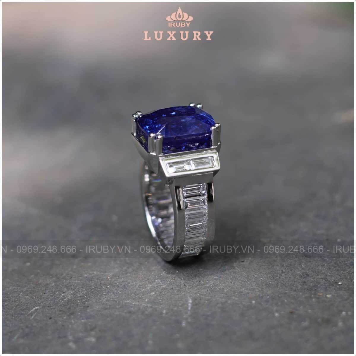Nhẫn nam Sapphire xanh lam Platinum kết kim cương 10,30ct - IRBS 2504103