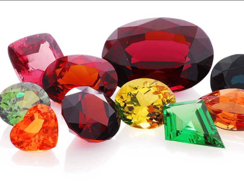 Đá Garnet là tập hợp những nhóm khoáng vật Silicat với nhiều tổ hợp màu sắc khác nhau