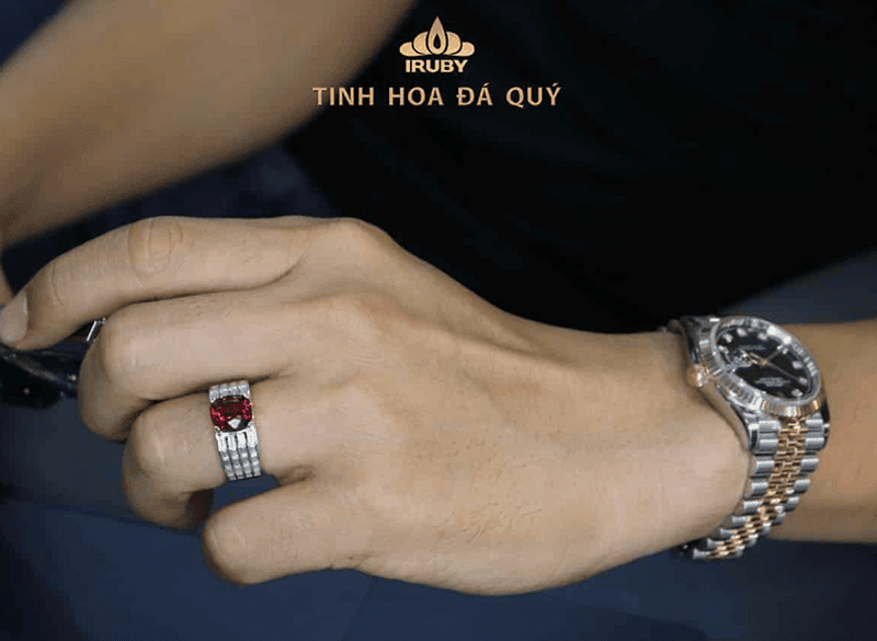 Mau nhan nam Garnet se ho tro ve mat tinh cam giup vo chong nam Tan Mui luon giu duoc hanh phuc gia dinh