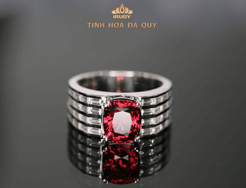Nhung mau trang suc duoc dinh da quy mau do thuong mang lai nguon nang luong tich cuc giup nam Binh Than xua doi ta khi