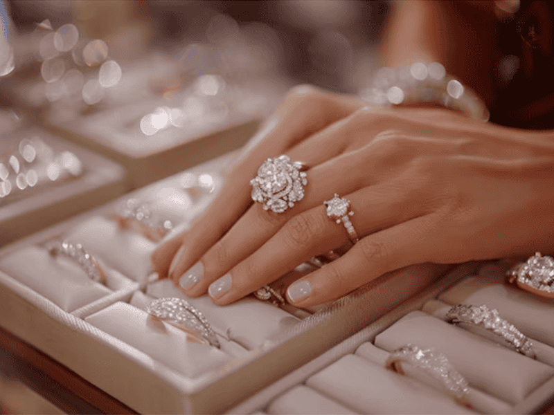 Trang sức kim cương hỗ trợ tăng cường năng lượng cho mệnh Kim