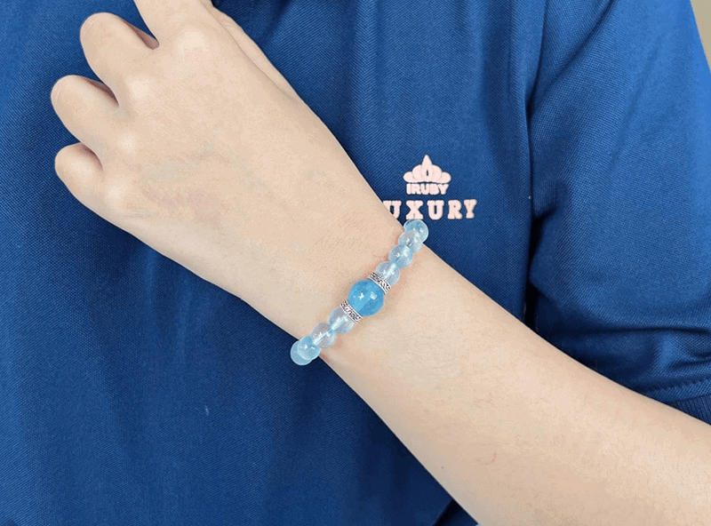 Vong tay Aquamarine la vat pham phong thuy nu Giap Than nen su dung de tang cuong nang luong ban menh