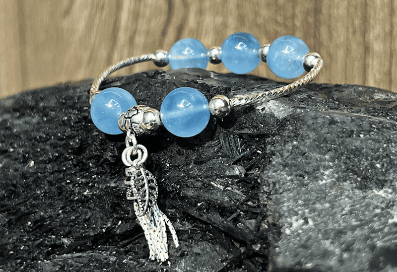 Vong tay Aquamarine tu nhien mix charm bac se giup nam Giap Than hoa giai tieu cuc tu ngu hanh tuong khac