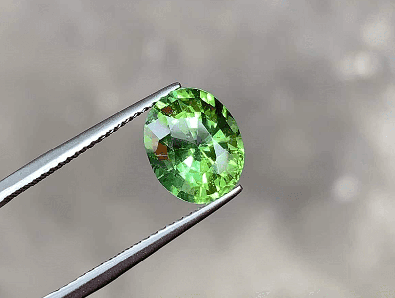 Tourmaline xanh luc la loai da quy co the ho tro nam Quy Mui hoa giai tieu cuc tu han Thien La rat hieu qua