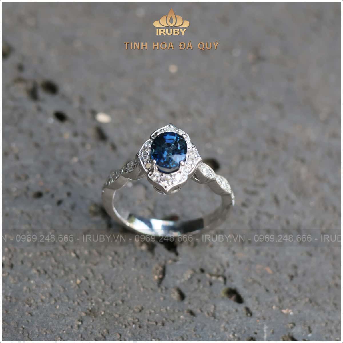 Nhẫn nữ Sapphire xanh lam kết kim cương thiên nhiên 1,01ct - IRBS 2504101