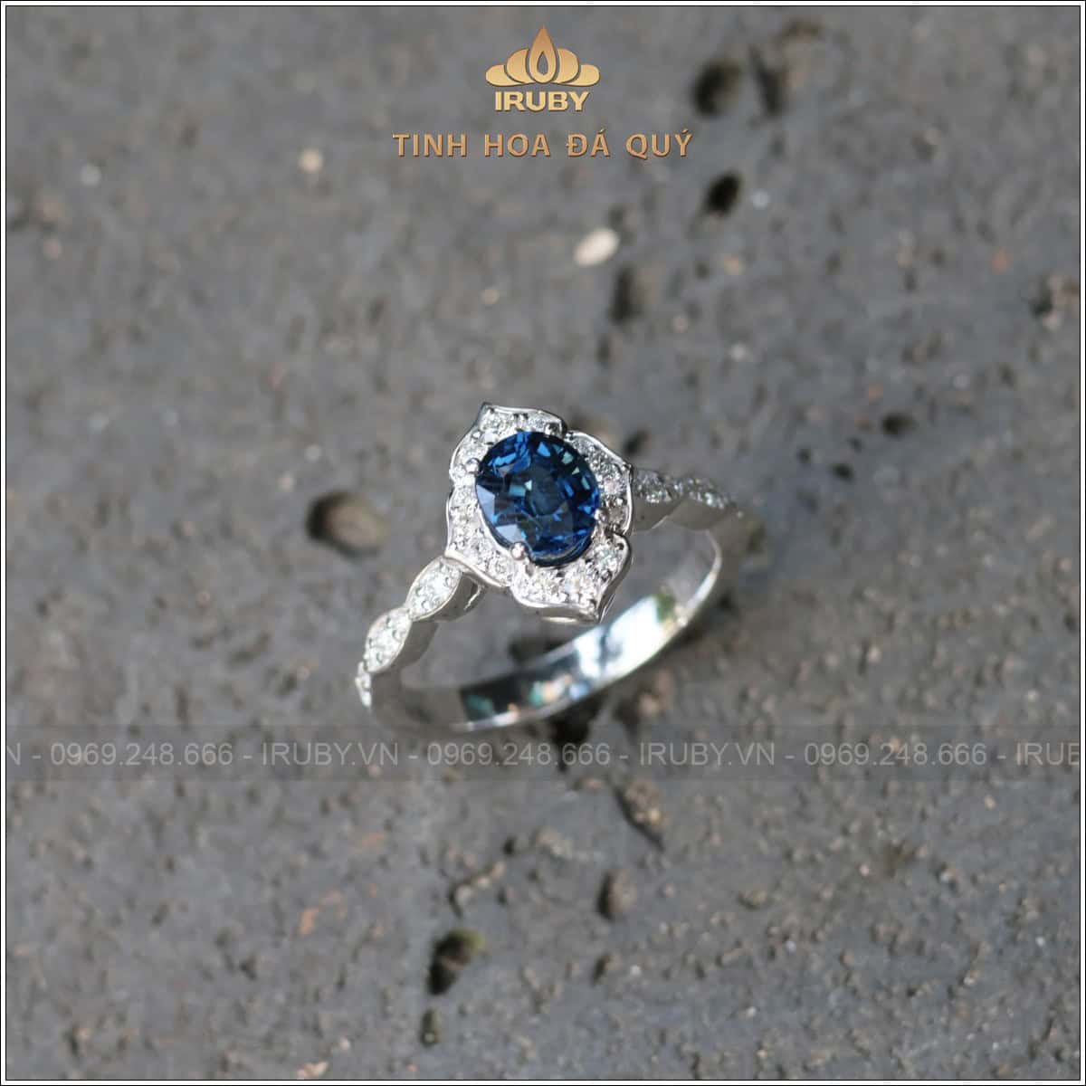 Nhẫn nữ Sapphire xanh lam kết kim cương thiên nhiên 1,01ct - IRBS 2504101