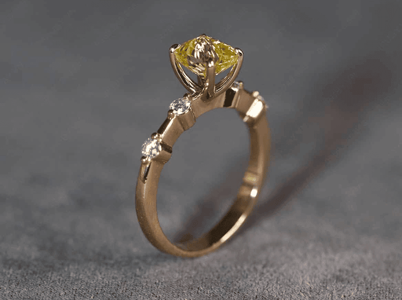 Da Sapphire vang co the ho tro hoa giai sao Thai Bach, khi su dung se giup nu Tan Ty on dinh duoc tai chinh