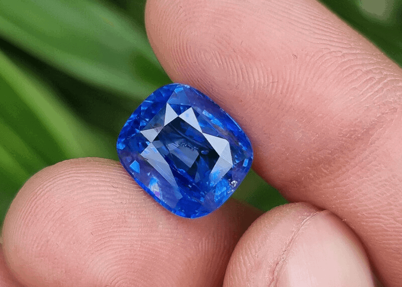 Da Sapphire xanh se ho tro tang cuong tri tue, nu Canh Dan khi su dung co the cai thien thanh tich hoc tap