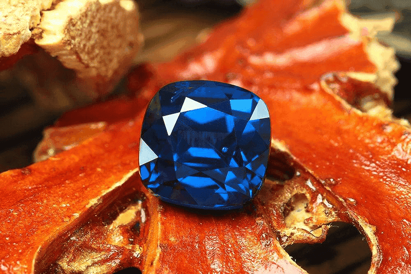 Spinel Cobalt la loai da mang nang luong Thuy, khi su dung se giup nu Nham Ty on dinh cam xuc va hoa giai Kim Lau