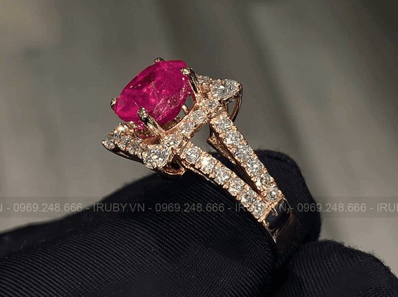 Trang suc tu da Ruby se ho tro nu Dinh Ty ve mat nang luong, giup tang cuong suc khoe va hoa giai sao Tho Tu