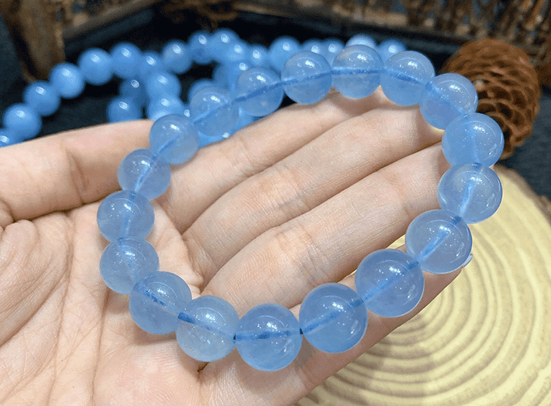 Da Aquamarine co mau xanh cuon hut va do cung cao nen rat phu hop de lam ra nhung chiec vong phong thuy
